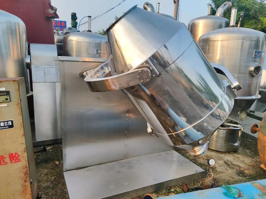 不銹鋼三維混合機(jī).設(shè)備采用304不銹鋼板制作而成 360度無